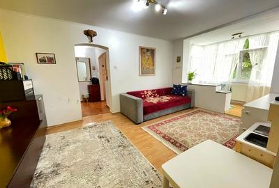 Apartament cu 2 camere semidecomandat, mobilat în Podul de Piatră