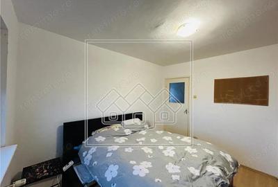 Ap decomandat, 3 camere si balcon , super pret, zona buna - 1