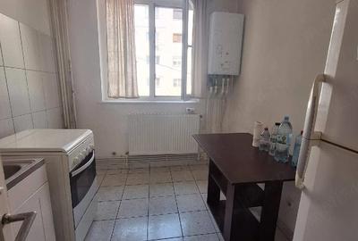 Apartament cu 3 camere semidecomandat în Central - 1