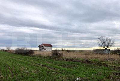 Teren de 3800 mp, în Central