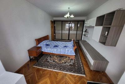 Apartament cu 3 camere decomandat în P-ța Victoriei