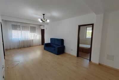 Apartament cu 3 camere semidecomandat, mobilat în Central