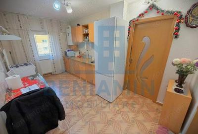 Apartament cu 2 camere semidecomandat în Craiovița Nouă