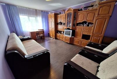 Apartament cu 3 camere decomandat, mobilat în Piața Centrală