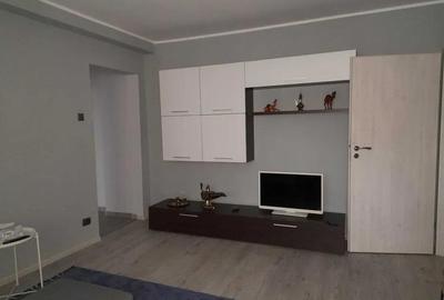 Apartament cu 3 camere semidecomandat, mobilat în Tei