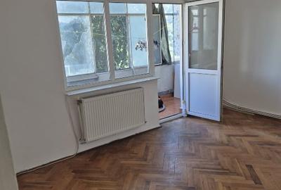 Apartament cu 3 camere decomandat în Romanilor