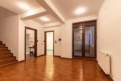 Casă cu 8 camere cu Teren 100 Mp în Titulescu - 12