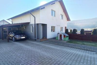 Casă cu 3 camere semidecomandat în Corunca