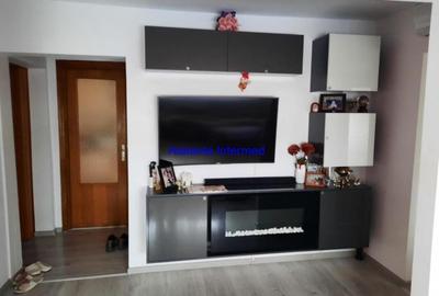 Apartament cu 3 camere decomandat în Casa de Cultură