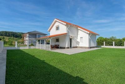 Casă individuală cu 4 camere cu Garaj în Exterior Est