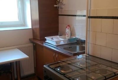 Apartament cu 2 camere nedecomandat, mobilat în Tractorul - 2