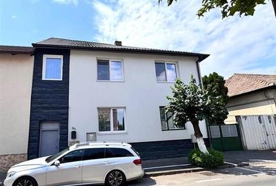 Casa in apreciabil potential,cu terase, curte,gradina echipata,2 pivnite,Str. Ro - 13