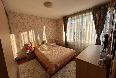 Apartament cu 3 camere decomandat în Tractorul