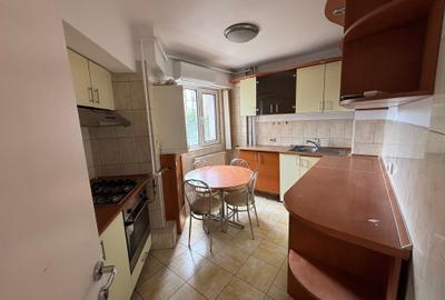 Apartament cu 3 camere semidecomandat în Panduri