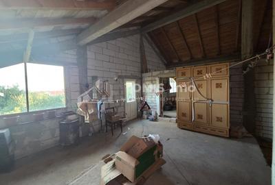 Casa cu mansarda, la rosu, in Lazu - 13
