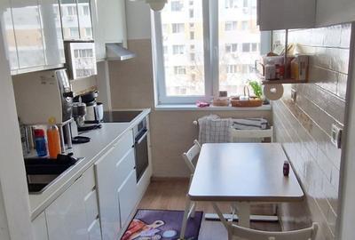 Apartament cu 3 camere semidecomandat în Baba Novac