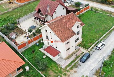 Casă cu 6 camere cu Teren 814 Mp în Sânmartin