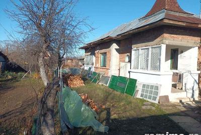 Casă cu 2 camere cu Teren 823 Mp în Poienarii Burchii