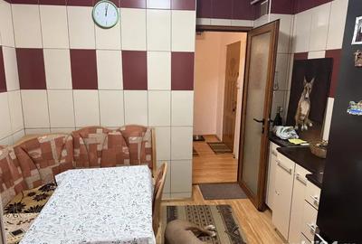 Apartament cu 3 camere decomandat în Piața Centrală