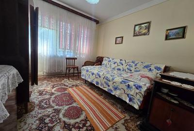 Apartament cu 3 camere semidecomandat în Podu Roș - 1