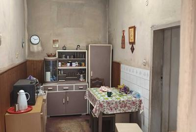 Casă cu 3 camere cu Canalizare în Central