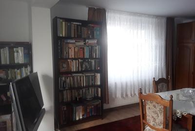 Casa situata  la poalele dealurilor subcarpatice in zona pomicola. - 4