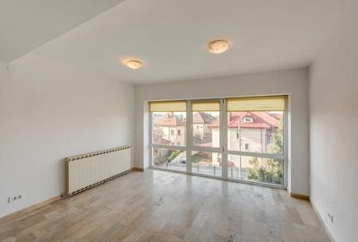 Apartament cu 3 camere în Drumul Sării