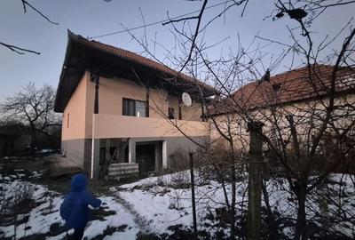 Casă cu Teren 750 Mp în Peștișani - 1