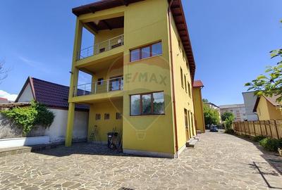 Spațiu comercial, de 230 mp, în Central - 4