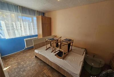 Apartament cu 2 camere semidecomandat, mobilat în Micro I - 18