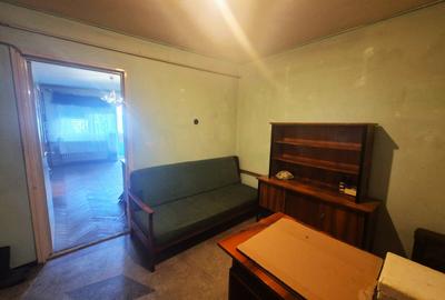 Apartament cu 3 camere semidecomandat în Central