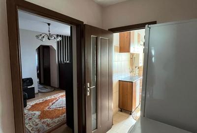 Apartament cu 3 camere semidecomandat în Morăreni