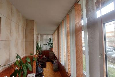 Apartament cu 3 camere decomandat în Sud