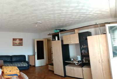 Apartament cu 3 camere decomandat în Craiter