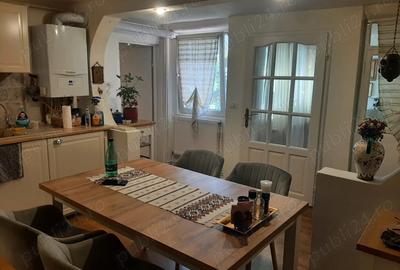 2 Case cu 7 camere, 2 bucatarii si 3 bai, intr-o curte cartierul Gradiste - 2