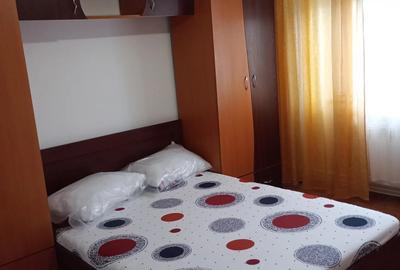 Inchiriez apartament 3 camere decomandat - 1