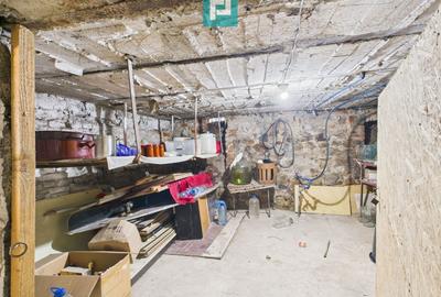 Două case, curte mare, lângă Castelul Corvinilor - 36