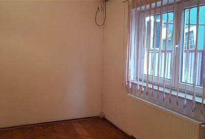 Casă cu 3 camere cu Canalizare în Central - 2