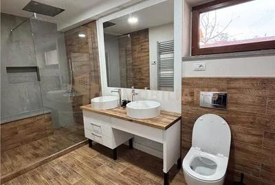 Casă cu 7 camere cu Teren 600 Mp în Săsar