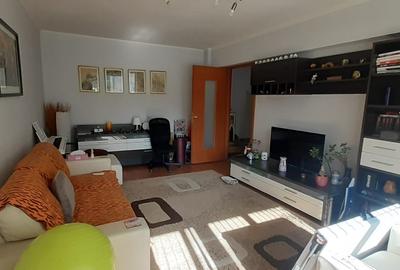 Apartament cu 2 camere decomandat în P-ța Victoriei