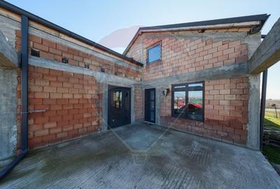 Casa cu potential de investitie, constructie noua la rosu - 4