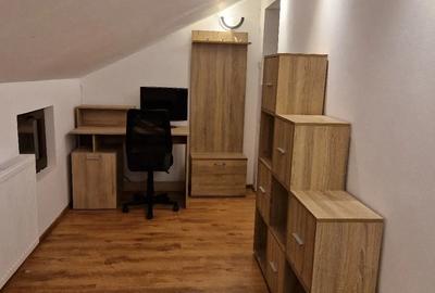 Apartament cu 3 camere semidecomandat în Central