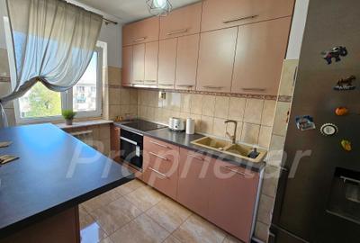 Apartament cu 2 camere decomandat în CET - 1