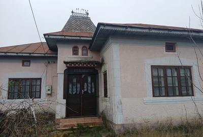 Casă cu 4 camere în Central - 2