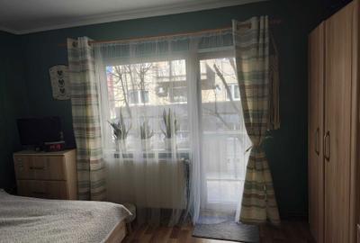 Apartament cu 4 camere decomandat în Micro 16