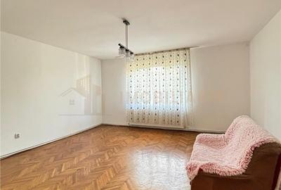 Casă cu 6 camere cu Teren 300 Mp în Central