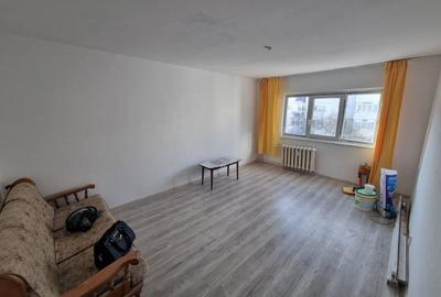 Digu Barnat- Zona Nord - Ap. 2 camere decomandate- etaj 3- bloc din 86 - 4