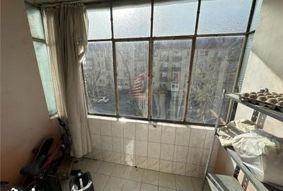 Apartament cu 3 camere semidecomandat în Central