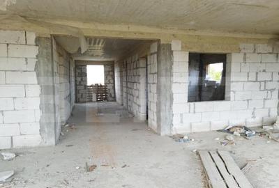 Casă cu 7 camere cu Teren 3800 Mp în Central - 3