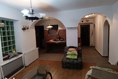 Apartament cu 4 camere decomandat în Est - 1